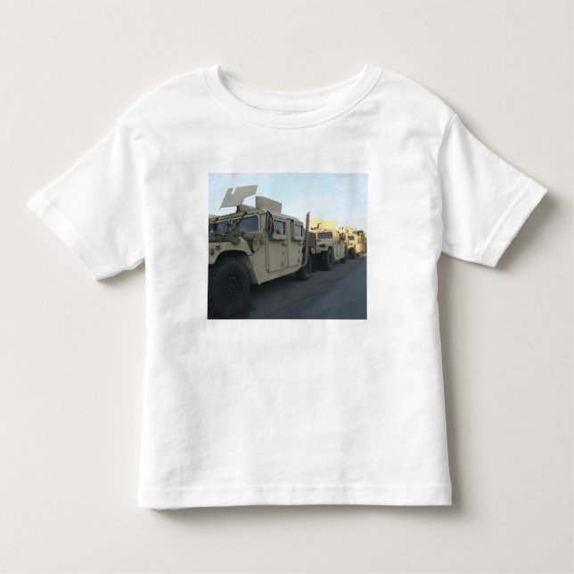 Humvees sitter vid piren i Morehead City T-shirt (Framsida)