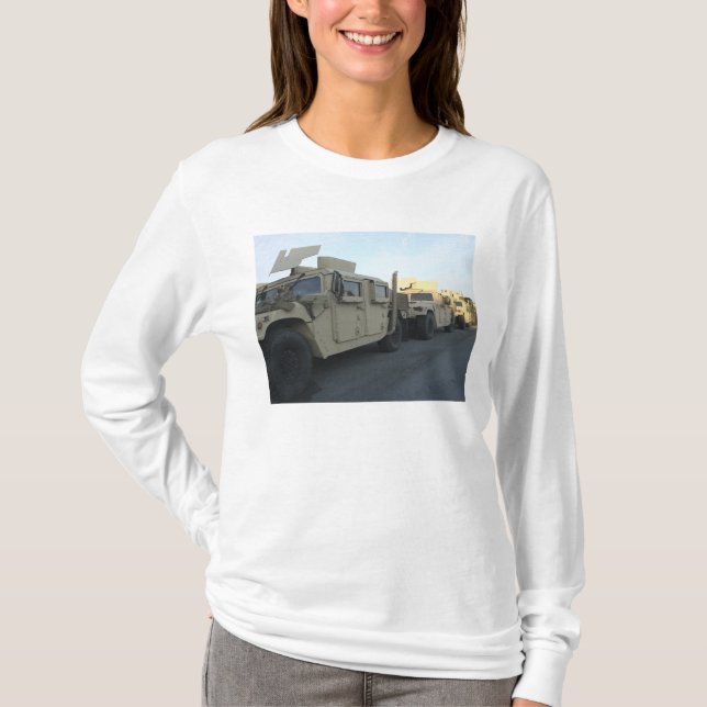 Humvees sitter vid piren i Morehead City T Shirt (Framsida)