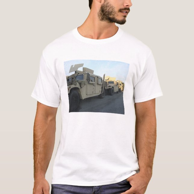 Humvees sitter vid piren i Morehead City T-shirt (Framsida)