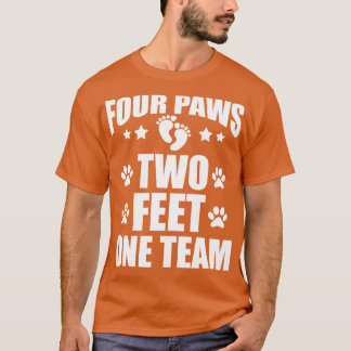 Hund älskare Fyra tassar två fötter ett team med T Shirt