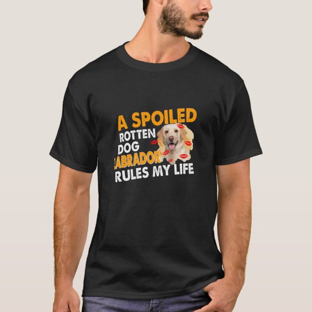 Hund älskare | Spoiled Rotten Labrador Regler Mitt T Shirt (Framsida)