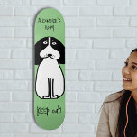Hund av personligen Behålla ut<br><div class="desc">Lägg till en lekfull tryckning på ditt space med den här anpassningsbarna "Behålla ut" Hund - skyltskatebockskabindek. Perfekt för både hundälskare och skateboardentusiaster, det här däcket har en söt svartvit hund på vibrerande bakgrunder. Meddelandena "Alexander's Room" och "Behålla ut!" klargör vems plats detta är, och lägger till en roligt och...</div>
