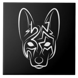 Hund av svartvita stammar kakelplatta