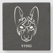 Hund av svartvita stammar