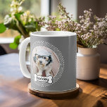 Hund Bone och Grått Polka Dot Pet Photo Ram Kaffemugg<br><div class="desc">Ett roligt sätt att visning ett foto av ditt favoritsällskapsdjur. Polka-pricken gräns ramar är ett sött bild och hund ligger innanför ett ben från tecknad hund. Lägg till din favoritvalp bild och gör familjens husdjur till en söt keepé.</div>