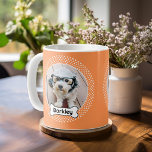 Hund Bone och Polka Dot Pet Photo Ram Kaffemugg<br><div class="desc">Ett roligt sätt att visning ett foto av ditt favoritsällskapsdjur. Polka-pricken gräns ramar är ett sött bild och hund ligger innanför ett ben från tecknad hund. Lägg till din favoritvalp bild och gör familjens husdjur till en söt keepé.</div>