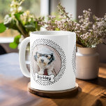Hund Bone och Polka Dot Pet Photo Ram - White Kaffemugg<br><div class="desc">Ett roligt sätt att visning ett foto av ditt favoritsällskapsdjur. Polka-pricken gräns ramar är ett sött bild och hund ligger innanför ett ben från tecknad hund. Lägg till din favoritvalp bild och gör familjens husdjur till en söt keepé.</div>