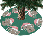 Hund Cute Chocolate Labrador Retriever i Santa Hat Julgransmatta Borstad Polyester<br><div class="desc">Vattenfärgning av söt Labrador Retriever hundar i jultomten,  perfekt för djurälskare. Originalkonst av Nic Squirrell.</div>