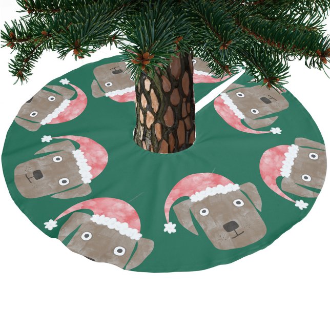 Hund Cute Chocolate Labrador Retriever i Santa Hat Julgransmatta Borstad Polyester (Fun Chocolate Labrador Retriever dog in a Santa Hat red green festive Christmas tree skirt)