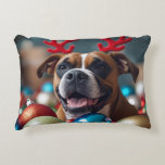 Hund Cute jul Boxer i Reindeer Antlers Prydnadskudde<br><div class="desc">Snuffa upp den här julhelgen med festive Boxer charm! 🐾 dekorativ kudde har ett berömvärt boxerrockande renare som är omgivet av mousserande julprydnader med en roligt julklapp baksida. Det är tass-fektens accent för din soffa,  säng eller mysiga favorithörn. Lägg till en liten bit Boxer-kyssar och Jul-önskemål till din helgdag-décor!</div>