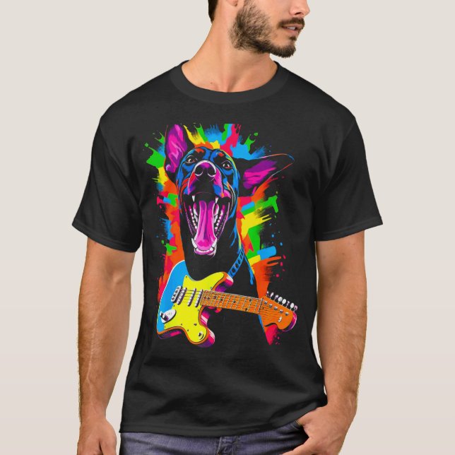 Hund Dobermann Pinscher Gitarrist T Shirt (Framsida)