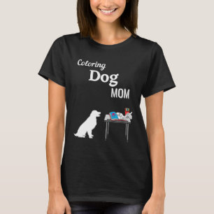 Hund för konsthantverk som väntar på att färglägga t shirt