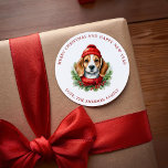 Hund för vattenfärg jul Beagle Runt Klistermärke<br><div class="desc">Söt vattenfärg stil illustration av en vacker Beagle-hund som bär en röd scarf och hatt mot bakgrund av julkras greenery.</div>