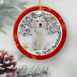 Hund första jullfoto Röda Guld Snöflingor Julgransprydnad Keramik<br><div class="desc">Personlig fotodekoration för hund första jul. Mallen är konfigurerad så att du kan lägga till ett eget foto, som kommer att ramas in med ett vitt och rött gräns. Det är dekorerat med guld snöflingor och ord "Mina första julklappar" i söt skrift. Baksidan av prydnadsämnet borras med guld snöflingor och...</div>