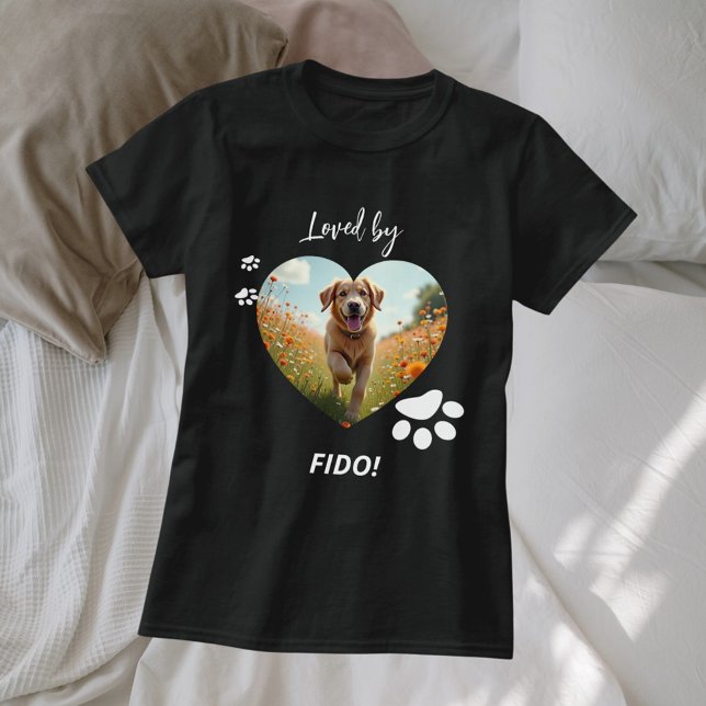 Hund fotohjärta kärlek tassar svartvit t shirt (Skapare uppladdad)