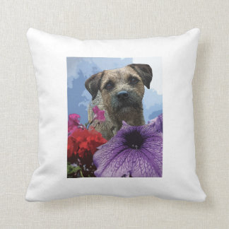 Hund i blommadekorativ kudde
