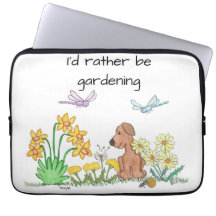Hund i blomsterträdgård