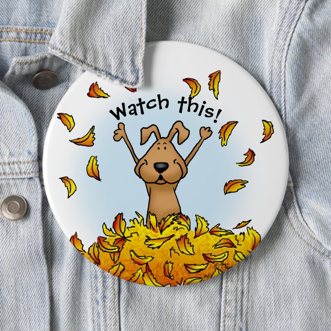 Hund i en cirkel av Höst löv - Roligt höst Knapp (In Situ)