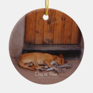 Hund i viloläge julgransprydnad keramik