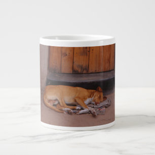 Hund i viloläge jumbo mugg