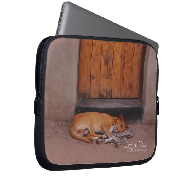 Hund i viloläge laptop sleeve (Framsidan Höger)