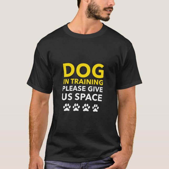 Hund in Training (fortbildning, Ge USA) Utrymme T Shirt (Framsida)