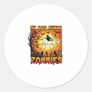 Hund jagar zombies Halloween spöken häxa måne Runt Klistermärke
