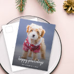 Hund jul | Modern kute Puppy Lycklig Pawlidays Helg Vykort<br><div class="desc">Enkelt, snyggt, anpassningsbar fotokort för Lycklig Pawlidays-helgdag med modernt, handskrivet manustypografi och en enkel svart övertoning på en hallonröd bakgrund. Bilden av ditt älskade husdjur och text kan lätt vara personlig för en så unik utformning som ditt speciella barn! Bilden som visas är endast avsedd som illustration för att ersättas...</div>