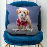 Hund jul | Modern kute Puppy Lycklig Pawlidays Kudde<br><div class="desc">Enkelt, snyggt anpassningsbar foto Lycklig Pawlidays helgdag med modern minimalistisk handskriven manustypografi och en enkel svart gradient på en hallonröd bakgrund. Bilden av ditt älskade husdjur och text kan lätt vara personlig för en så unik utformning som ditt speciella barn! Bilden som visas är endast avsedd som illustration för att...</div>