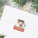 Hund Julfoto Lycklig Pawlidays Adress Fyrkantigt Klistermärke<br><div class="desc">Modern dekal med ditt favoritfoto från päls baby,  "Lycklig Pawlidays",  namn i familjen,  adress i modern serif-skrift som överlägger den feta röda bakgrunden.</div>