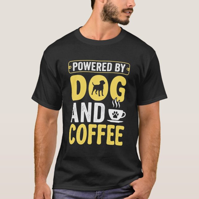 Hund Kaffe Älskare Driven Av Design T Shirt (Framsida)