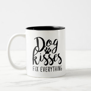 Hund Kisses korrigerar allt K9-citattecken, svett Två-Tonad Mugg
