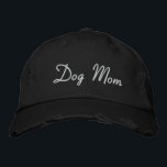 Hund Mamma Broderad Keps<br><div class="desc">Sten din titel med den här klassiska "Hund"-broderade basebollhatten - för att det är en livsstil att vara hund är inte bara en etikett. Vare sig du är på en promenad, på parken eller bara repar päls baby från sidolinjen, har den här hatten ryggen (och ditt huvud).</div>