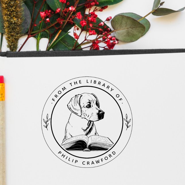 Hund med Bok från Bibliotek Stämpel (Skapare uppladdad)