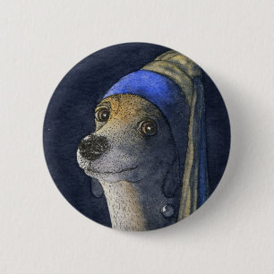 Hund med ett pärlemorfärg örhänge knapp