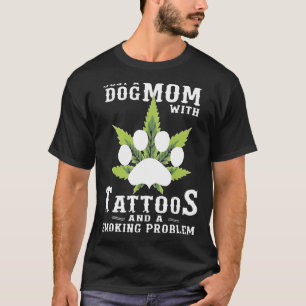 Hund med tatueringar och ett rökproblem Ogräs T Shirt