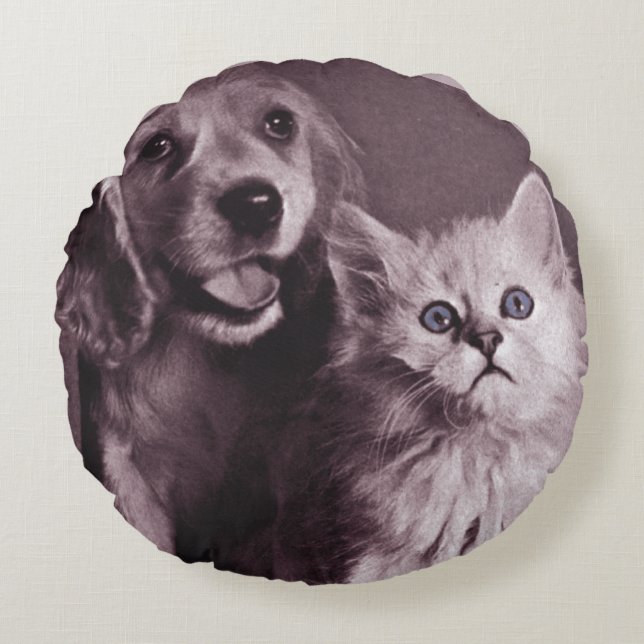 Hund och katt, Tittar upp Personlig Rund Kudde (Framsidan)