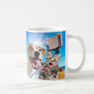 Hund- och kattfotograferad selfie på mobil kaffemugg