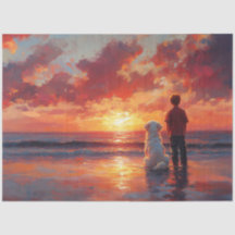 Hund och pojke som vaktar Sunset på stranden