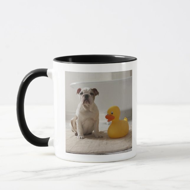 Hund på mattt med den plast- ankan mugg (Vänster)