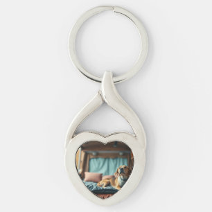 Hund på säng twisted heart silverfärgad nyckelring