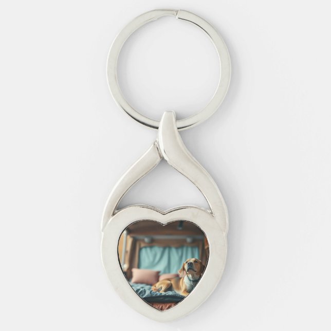 Hund på säng twisted heart silverfärgad nyckelring (Framsidan)