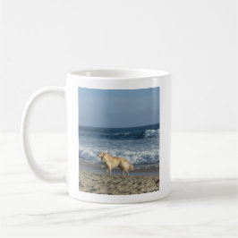 Hund på stranden kaffemugg