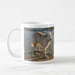 Hund på stranden kaffemugg