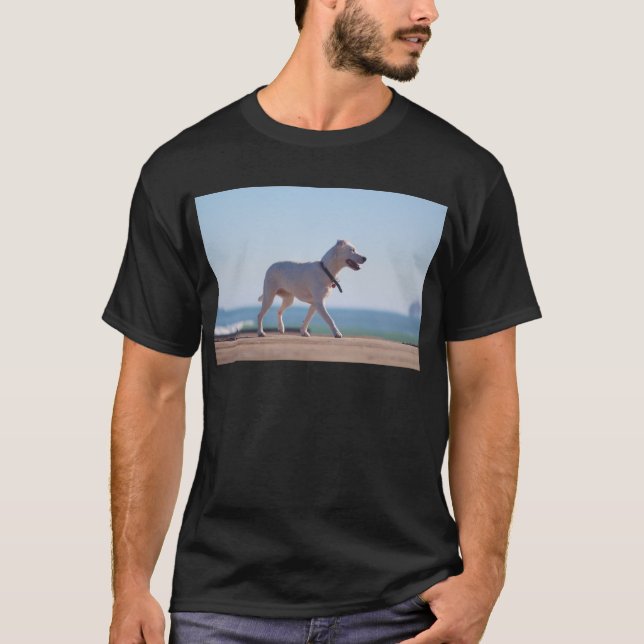Hund på stranden t-shirt (Framsida)