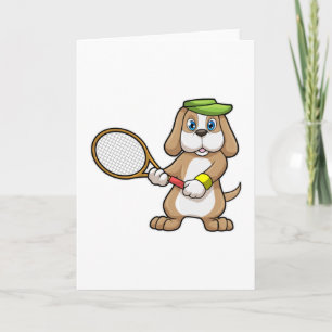 Hund på tennis med tennisracket och keps kort