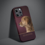 Hund Pet Photo Golden Retriever Personlig Namn<br><div class="desc">Med hund Pet Photo Golden Retriever Personlig Namn iPhone 14 Pro Max Smart Phone-väskor får du ditt favoritsällskapsdjur eller hund-foto med personligen namn i guldskript typografi på djup burgundröd bakgrund. Perfektens gåva till jul,  födelsedag,  helgdagar,  Mors dag,  Fars dag,  hund och djurälskare. Designad av ©Evco Studio www.zazzle.com/store/evcostudio</div>