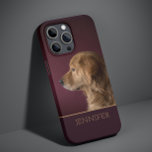 Hund Pet Photo Golden Retriever Personlig Namn<br><div class="desc">Hund Pet Photo Golden Retriever Personlig Namn iPhone 14 Smart Phone-väskor har ett favoritfoto av typen pet eller hund med personligen namn i guldskript,  typografi med djup burgundröd bakgrund. Perfektens gåva till jul,  födelsedag,  helgdagar,  Mors dag,  Fars dag,  hund och djurälskare. Designad av ©Evco Studio www.zazzle.com/store/evcostudio</div>