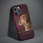 Hund Pet Photo Golden Retriever Personlig Namn<br><div class="desc">Med Hund Pet Photo Golden Retriever Personlig Namn iPhone 14 Pro Smart Phone-väskor får du ditt favoritsällskapsdjur eller hund med din personlig namn i guldskript typografi på en djup burgundröd bakgrund. Perfektens gåva till jul,  födelsedag,  helgdagar,  Mors dag,  Fars dag,  hund och djurälskare. Designad av ©Evco Studio www.zazzle.com/store/evcostudio</div>