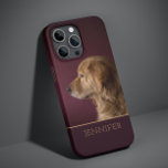 Hund Pet Photo Golden Retriever Personlig Namn<br><div class="desc">Hund Pet Photo Golden Retriever Personlig Namn iPhone 14 Plus Smart Phone-väskor har ditt favoritsällskapsdjur eller hund med din personlig namn i guldskript typografi på en djup burgundröd bakgrund. Perfektens gåva till jul,  födelsedag,  helgdagar,  Mors dag,  Fars dag,  hund och djurälskare. Designad av ©Evco Studio www.zazzle.com/store/evcostudio</div>
